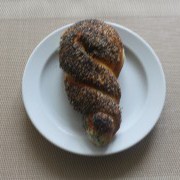 Крендель с маком